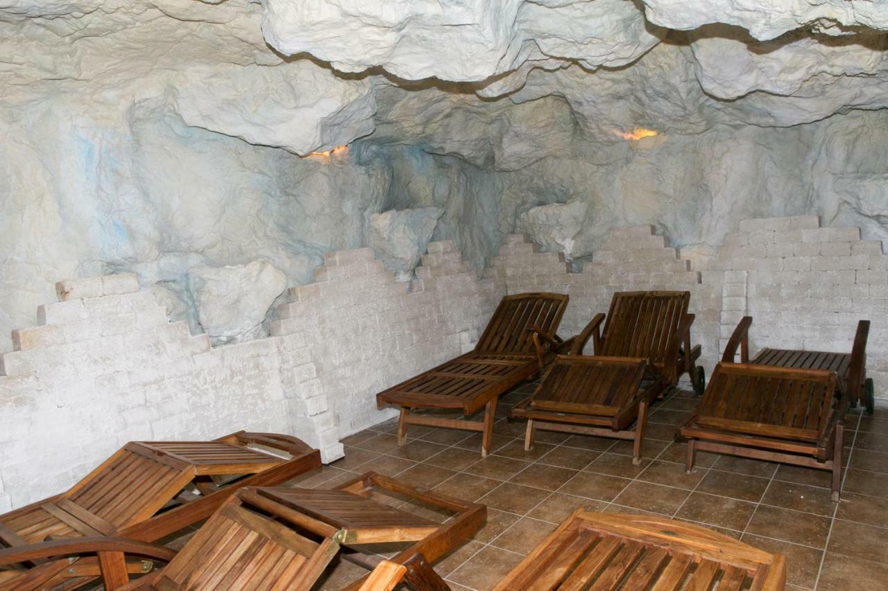 Hotel Fortuna Dávod Exteriör bild
