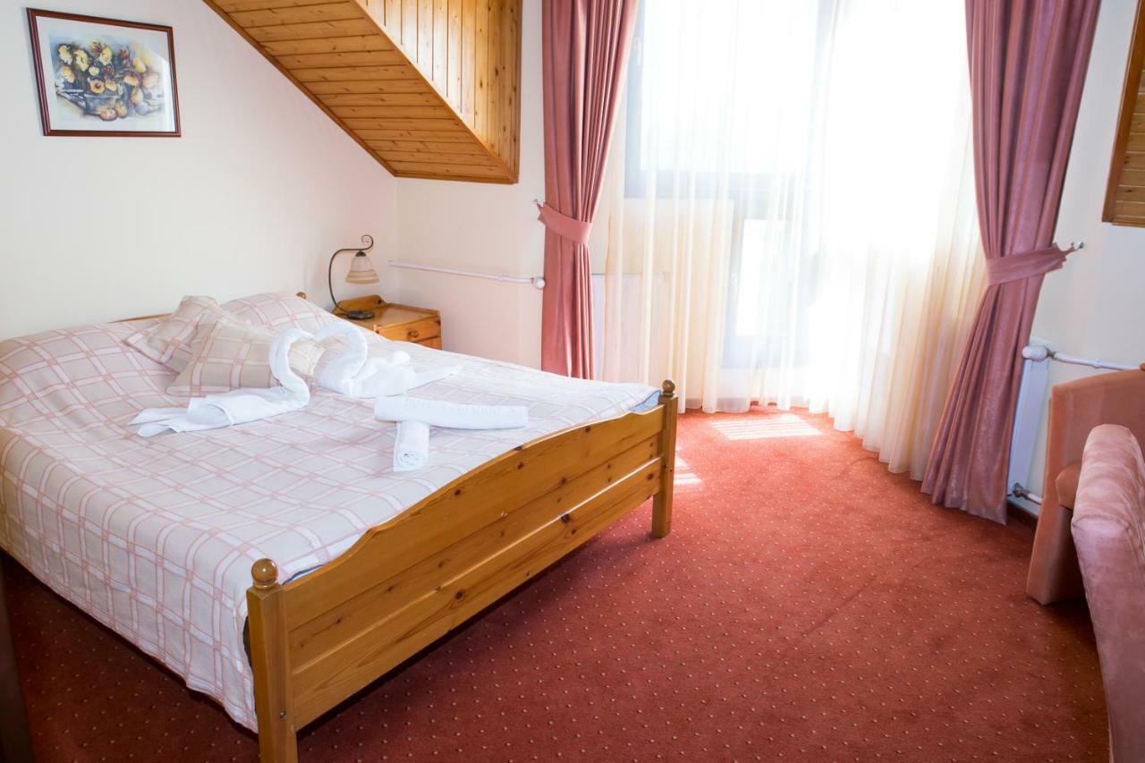 Hotel Fortuna Dávod Exteriör bild