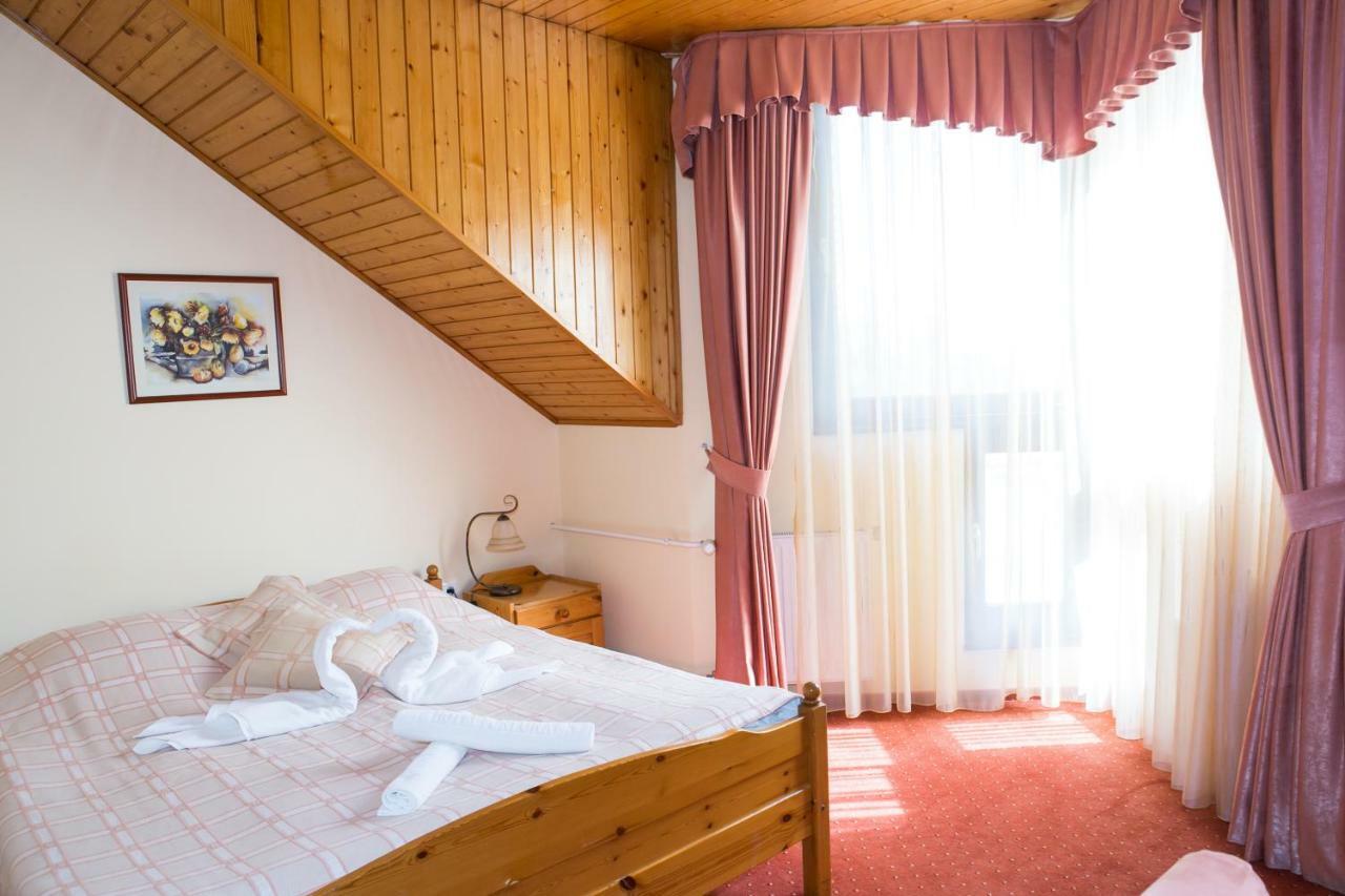 Hotel Fortuna Dávod Exteriör bild