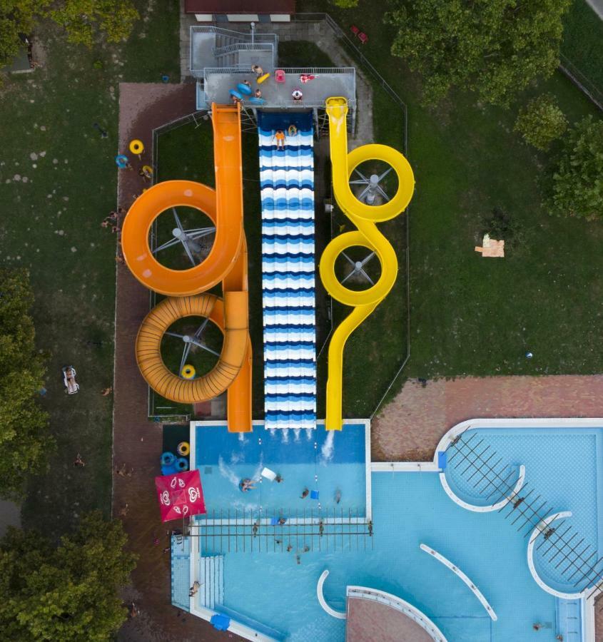 Hotel Fortuna Dávod Exteriör bild