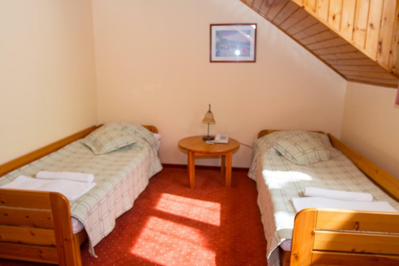 Hotel Fortuna Dávod Exteriör bild